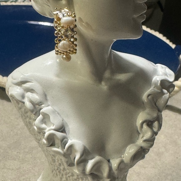 Chunky gold hoop earrings adorned with freshwater pearls - Picture 5 of 11
